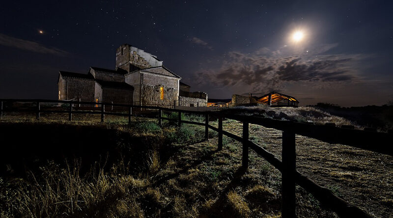 El Sitio Histórico de Santa María de Melque de noche iluminado, preparado para la celebración del evento cultural 