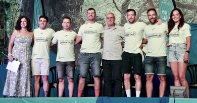 Participantes del 'Desafío Inmortales' posan durante la presentación en Fuensalida para recaudar fondos.