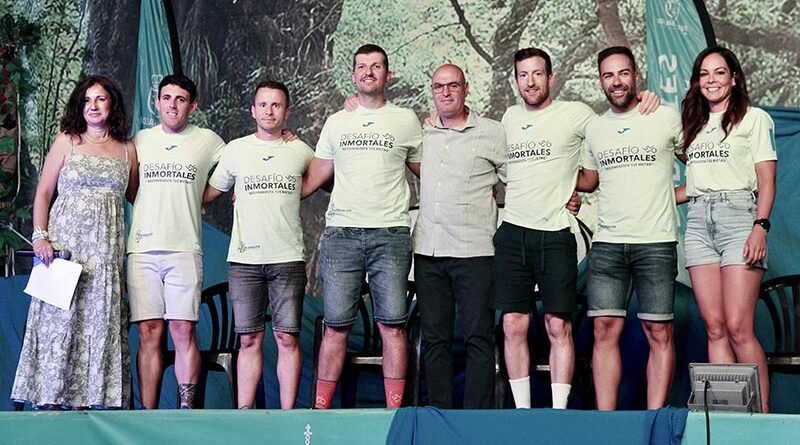 Participantes del 'Desafío Inmortales' posan durante la presentación en Fuensalida para recaudar fondos.
