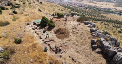Vista aérea del hallazgo arqueológico en Los Yébenes, un complejo megalítico de 5.000 años de antigüedad.