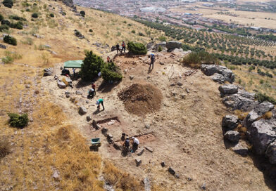 Vista aérea del hallazgo arqueológico en Los Yébenes, un complejo megalítico de 5.000 años de antigüedad.