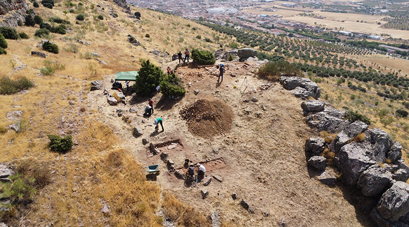 Vista aérea del hallazgo arqueológico en Los Yébenes, un complejo megalítico de 5.000 años de antigüedad.