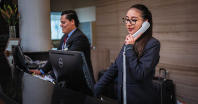 La tecnología IoT transforma los hoteles inteligentes, mejorando la gestión y la experiencia del huésped.