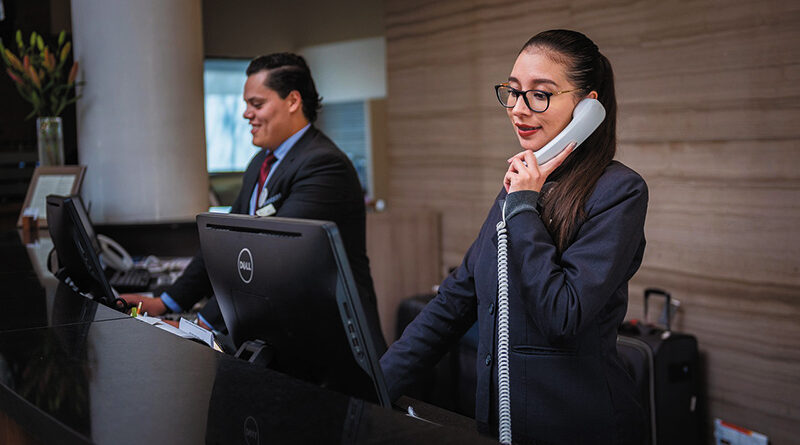 La tecnología IoT transforma los hoteles inteligentes, mejorando la gestión y la experiencia del huésped.