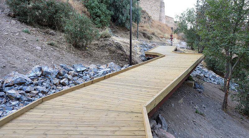 Obras de la recuperación de la senda ecológica en Toledo para conectar el río Tajo con la ciudad.