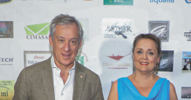 Javier López Martín, presidente de Eurocaja Rural, junto a la alcaldesa de La Puebla de Montalbán en el Festival Celestina.