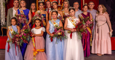 Fiestas de Cobisa, reinas y damas junto a las autoridades