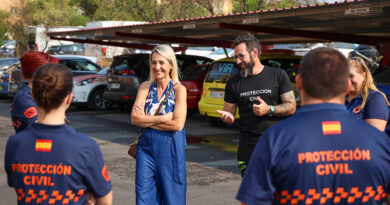La vicealcaldesa Inés Cañizares agradece la labor de los voluntarios de Protección Civil en Toledo.