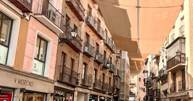 Detalle del toldo en la calle Comercio que alivia el calor del verano.