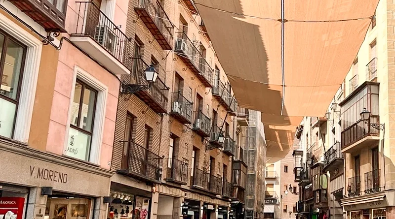 Detalle del toldo en la calle Comercio que alivia el calor del verano.