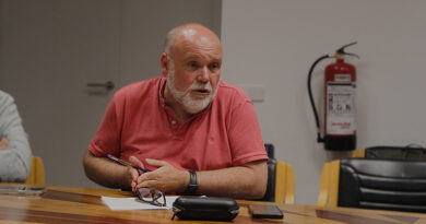 Tasa a los autobuses turísticos: El concejal de Izquierda Unida, Txema Fernández, propone reinvertir la recaudación en transporte público.