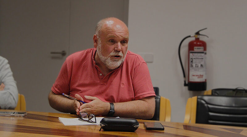 Tasa a los autobuses turísticos: El concejal de Izquierda Unida, Txema Fernández, propone reinvertir la recaudación en transporte público.