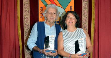 El poeta Luis González Córdoba recibe el premio Deza en Castillo de Bayuela.