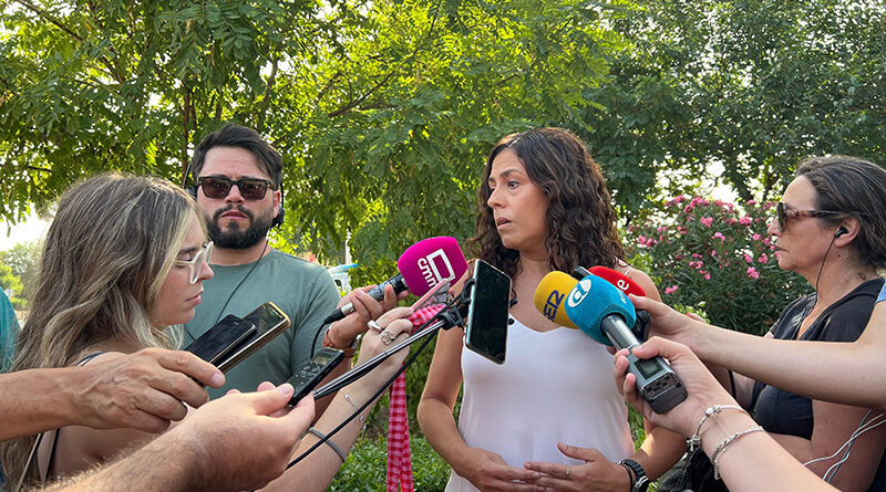 Noelia de la Cruz, portavoz del Grupo Municipal Socialista de Toledo, en un parque de la ciudad - Gestión del arbolado