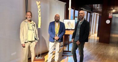 El diputado de Cultura, Tomás Arribas, junto a los artistas Luiso García y Hugo Wirtz, con las nuevas obras del programa Las Estaciones del Arte en San Clemente.