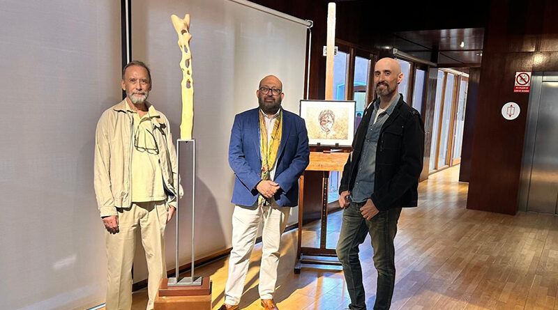 El diputado de Cultura, Tomás Arribas, junto a los artistas Luiso García y Hugo Wirtz, con las nuevas obras del programa Las Estaciones del Arte en San Clemente.