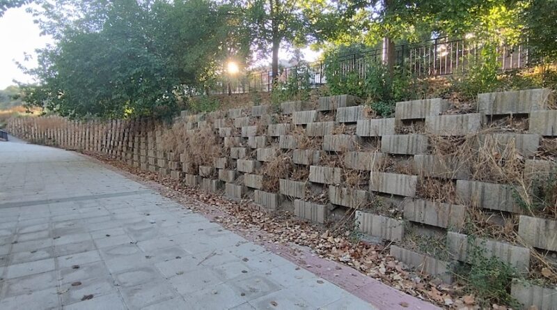 El talud de arena del paseo de Don Vicente es para IU un foco de insalubridad y solicita eliminarlo