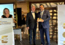 El presidente de la Asociación de Hostelería y Turismo de Toledo, Tomás Palencia, recogiendo el Premio Excelencia a la Mejor Difusión Gastronómica