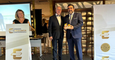 El presidente de la Asociación de Hostelería y Turismo de Toledo, Tomás Palencia, recogiendo el Premio Excelencia a la Mejor Difusión Gastronómica