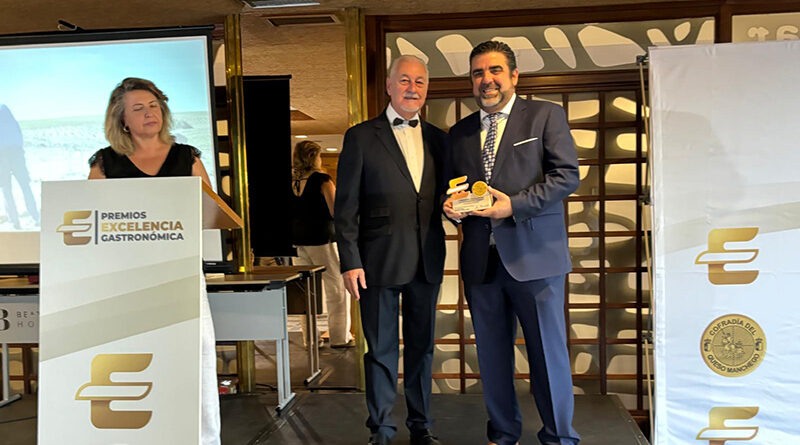 El presidente de la Asociación de Hostelería y Turismo de Toledo, Tomás Palencia, recogiendo el Premio Excelencia a la Mejor Difusión Gastronómica