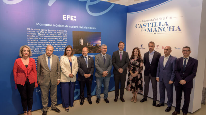 Inauguración de la exposición fotográfica de EFE en Toledo en el Centro Cultural San Marcos con autoridades regionales.