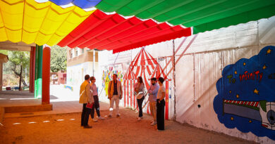 l concejal de Educación, Daniel Morcillo, junto a los nuevos toldos instalados en el patio del colegio Garcilaso de la Vega de Toledo.