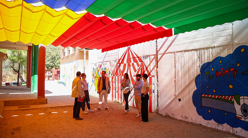 l concejal de Educación, Daniel Morcillo, junto a los nuevos toldos instalados en el patio del colegio Garcilaso de la Vega de Toledo.