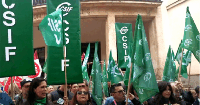 Empleados públicos protestando en una concentración convocada por los sindicatos para exigir la negociación colectiva de Función Pública.