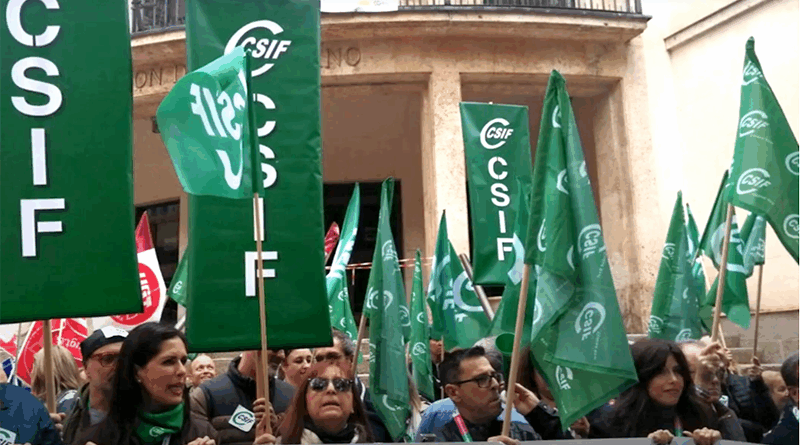 Empleados públicos protestando en una concentración convocada por los sindicatos para exigir la negociación colectiva de Función Pública.
