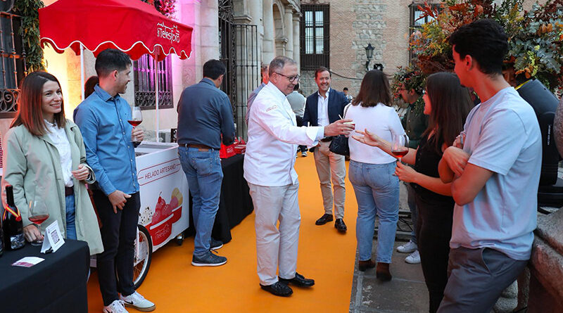 El alcalde de Toledo, Carlos Velázquez, durante la segunda edición de 'DegusTO', evento que impulsa el turismo de calidad en Toledo.