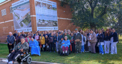 Arquitecto y presidenta de la Diputación de Toledo presentando el diseño moderno y funcional de la nueva Unidad de Daño Cerebral Adquirido de Toledo.