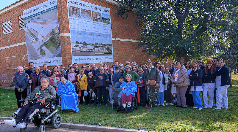 Arquitecto y presidenta de la Diputación de Toledo presentando el diseño moderno y funcional de la nueva Unidad de Daño Cerebral Adquirido de Toledo.