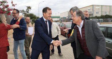 Velázquez explica la actuación de mejora del asfaltado de la calle Ventalomar ante empresarios del polígono