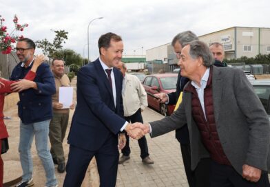 Velázquez explica la actuación de mejora del asfaltado de la calle Ventalomar ante empresarios del polígono
