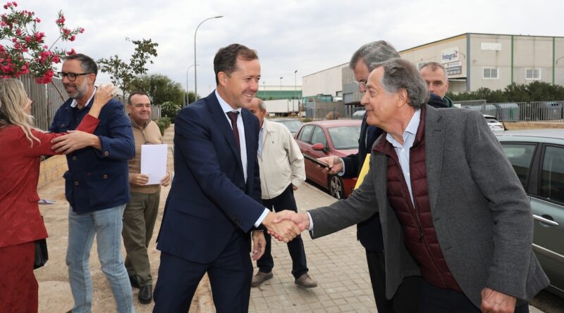 Velázquez explica la actuación de mejora del asfaltado de la calle Ventalomar ante empresarios del polígono