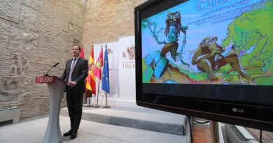 El alcalde de Toledo, Carlos Velázquez, durante la presentación del Festival CIBRA, mostrando el compromiso con la cultura.