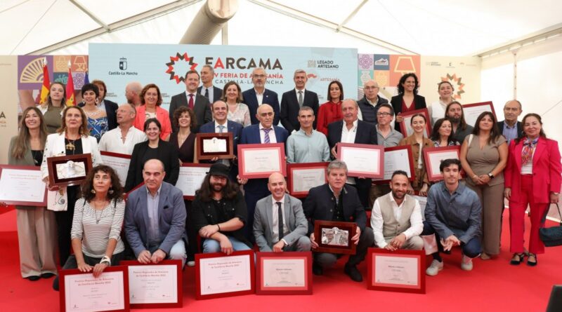 Carlos Velázquez felicita a los artesanos premiados en Farcama y destaca la creatividad y la innovación del sector