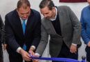 Corte de cinta en la inauguración del nuevo Salón Multiusos Gálvez, con el alcalde y el vicepresidente de la Diputación