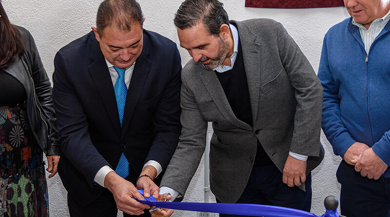 Corte de cinta en la inauguración del nuevo Salón Multiusos Gálvez, con el alcalde y el vicepresidente de la Diputación