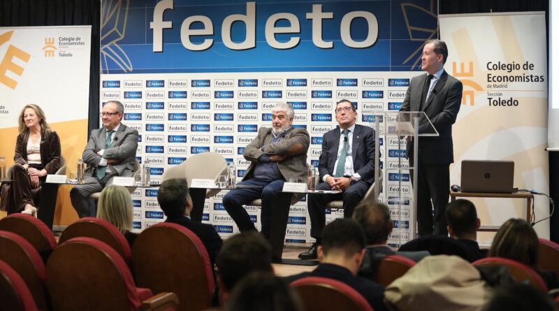 Velázquez destaca la importancia de los economistas en un acto en FEDETO
