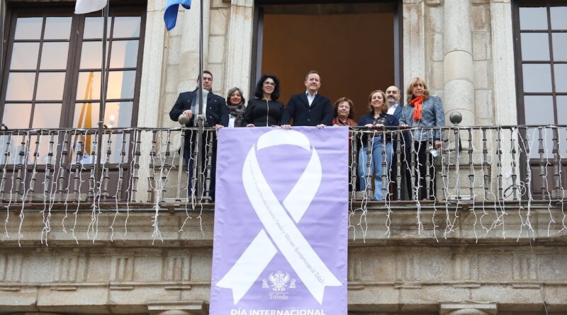El PP coloca un lazo blanco en el balcón del Ayuntamiento contra la violencia machista