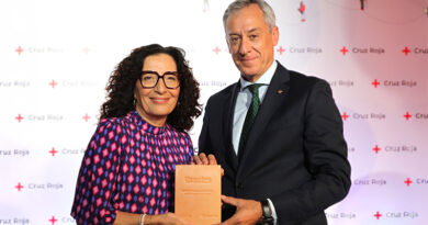 El presidente de Eurocaja Rural, Javier López Martín, junto a María del Mar Pageo durante el acto de reconocimiento de Cruz Roja por la ayuda tras la DANA.