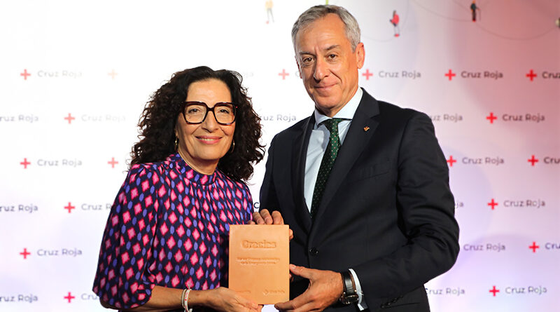 El presidente de Eurocaja Rural, Javier López Martín, junto a María del Mar Pageo durante el acto de reconocimiento de Cruz Roja por la ayuda tras la DANA.