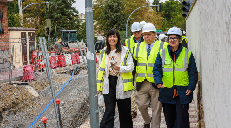 Obras del nuevo encauzamiento de Cobisa, con la visita de la consejera Mercedes Gómez y el alcalde Félix Ortega.