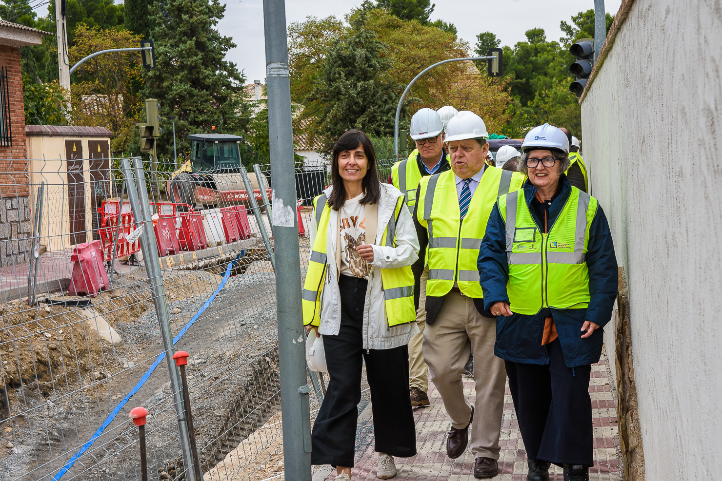 Obras del nuevo encauzamiento de Cobisa, con la visita de la consejera Mercedes Gómez y el alcalde Félix Ortega.