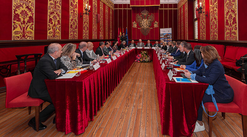 Reunión del Grupo Ciudades Patrimonio de la Humanidad y la CRUE en la Sala Capitular del Ayuntamiento de Toledo.
