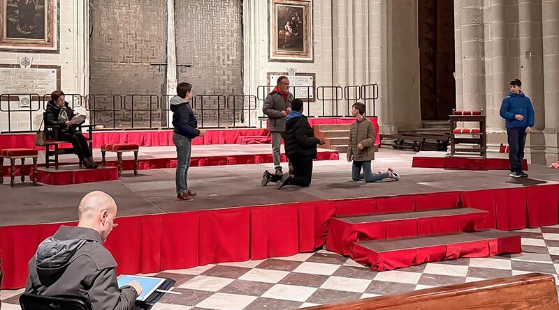 Representación del Auto de los Reyes Magos en Toledo en el altar mayor de la Catedral Primada con los actores y músicos participantes.