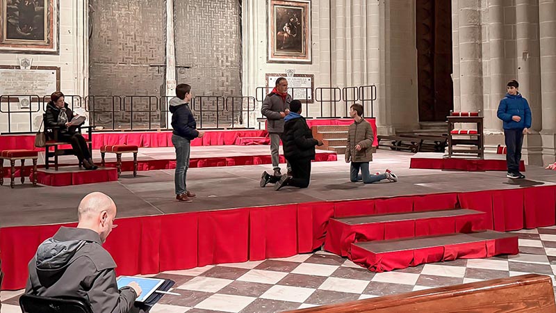 Representación del Auto de los Reyes Magos en Toledo en el altar mayor de la Catedral Primada con los actores y músicos participantes.