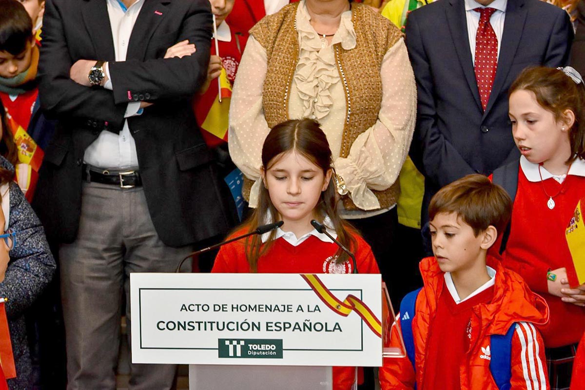 Escolares del Colegio Infantes leen artículos junto a la presidenta de la Diputación de Toledo por el 47º aniversario de la Constitución.