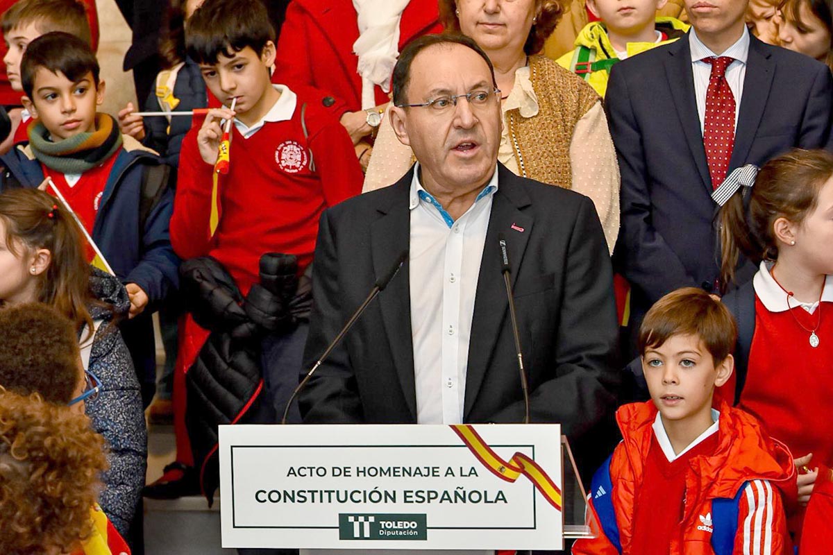 Escolares del Colegio Infantes leen artículos junto a la presidenta de la Diputación de Toledo por el 47º aniversario de la Constitución.